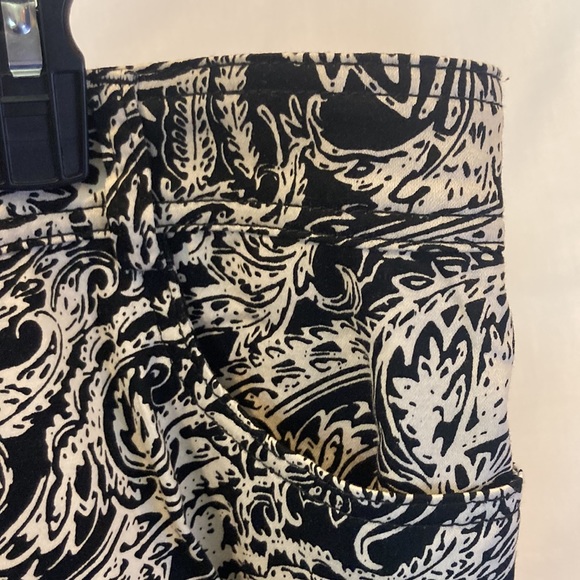 Susan Graver Black & White Floral Patterned Cropped Capri Pants Size 22W - Picture 6 of 8